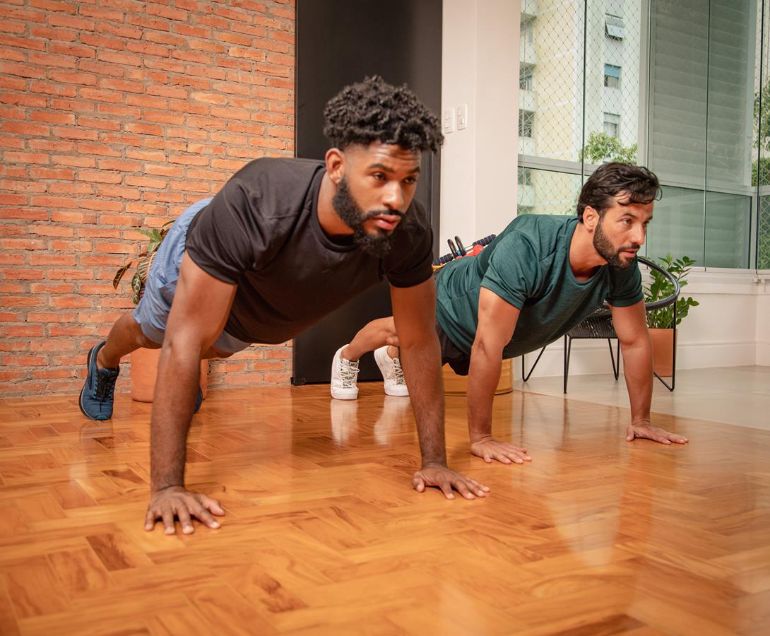 Pessoa treinando em casa (exercício 1)